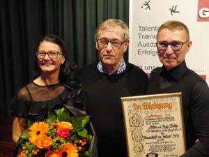 Inge Kolip und Stefan Kolip empfangen vom Stadtrat Hans-Jürgen Sander die Urkunde zum Mannschaft des Jahres 2017